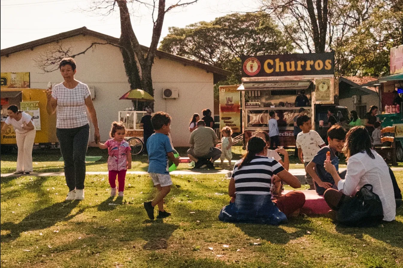 Área de convivência com food trucks no Parque Ney Braga termina no  domingo (26)